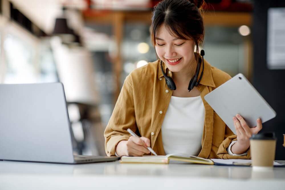 aluna exemplar realizando cursos para conseguir horas complementares para a faculdade