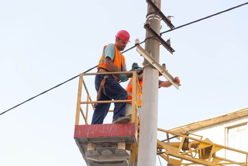 homem trabalhando com instalação elétrica. Saiba a importância da nr 10